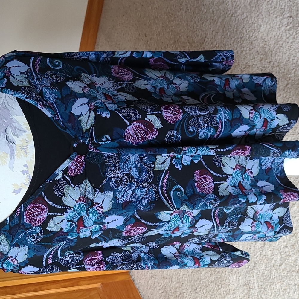 Croft & Barrow Womans Blue and Red Floral Top With Built In Black Cami Size 1X